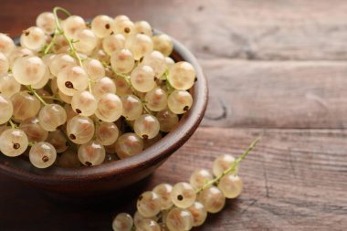 Tahta masadaki kasede taze üzümlü üzümler, yakın plan. Metin için boşluk