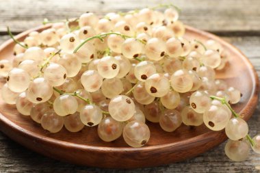 Tahta masada taze üzümlü üzümler, yakın plan.