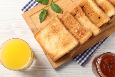 Lezzetli tostlar ahşap masada servis edilir.