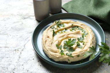 Zeytinyağı ve maydanozlu lezzetli humus.