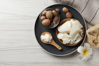 Doğal Shea Tereyağı, Fındık, Tesniye Çiçeği ve lifli tahta masa, üst manzara. Metin için boşluk