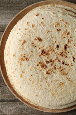 Ahşap masada ev yapımı lezzetli tortilla yığını.