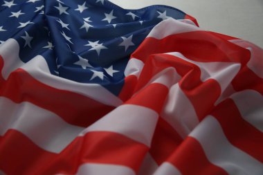 Beyaz masada ABD bayrağı, yakın plan.