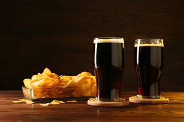 Bardaklar dolusu bira ve patates cipsi.