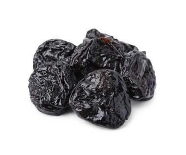 Beyaz arkaplanda lezzetli kurutulmuş erikler (kuru erik)