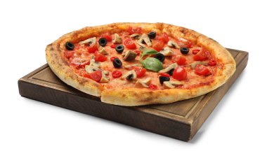 Domatesli, mantarlı, siyah zeytinli ve beyaz üzerine izole edilmiş fesleğenli lezzetli pizza.