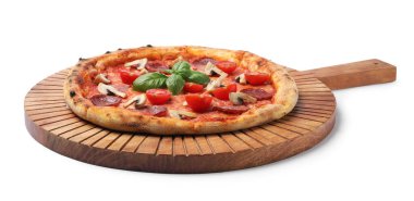 Salamlı, domatesli, mantarlı ve fesleğenli lezzetli pizza.