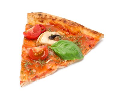 Fesleğenli, mantarlı ve domatesli lezzetli bir pizza.