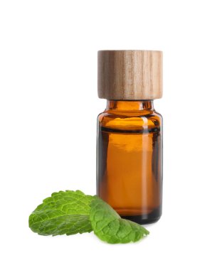 Beyaz üzerine izole edilmiş bir şişe yağ ve nane şekeri.