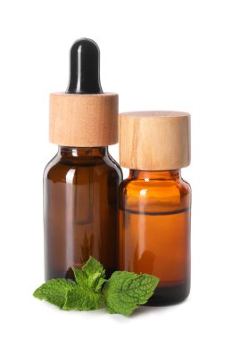 Beyaz üzerine izole edilmiş gerekli yağ ve nane şekerleri.