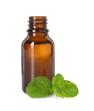 Beyaz üzerine izole edilmiş bir şişe yağ ve nane şekeri.