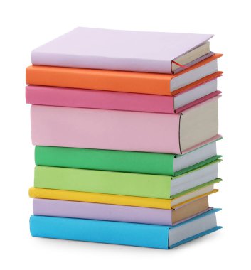Beyaza izole edilmiş renkli kitap yığını