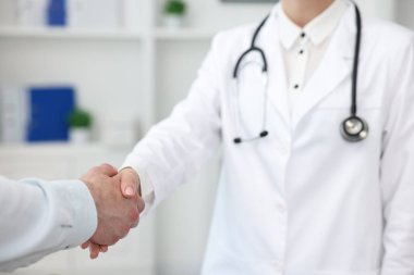 Doktor klinikte hastayla el sıkışıyor.