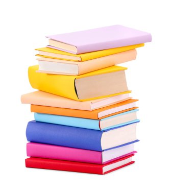 Beyaza izole edilmiş renkli kitap yığını