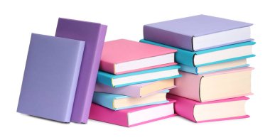Birçok parlak renkli kitap beyaz üzerine izole edilmiştir.