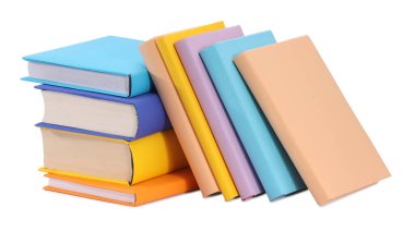Birçok parlak renkli kitap beyaz üzerine izole edilmiştir.