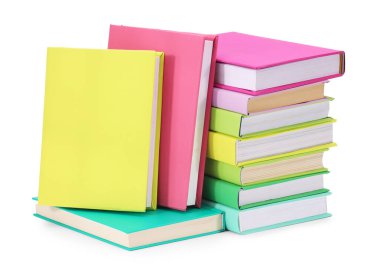 Birçok parlak renkli kitap beyaz üzerine izole edilmiştir.