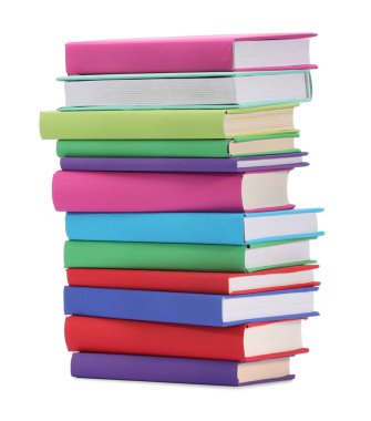 Beyaza izole edilmiş renkli kitap yığını
