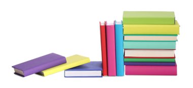 Birçok parlak renkli kitap beyaz üzerine izole edilmiştir.