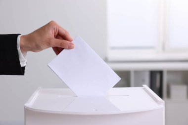 Kadın oyunu kapalı bir yerde sandığa koyuyor.