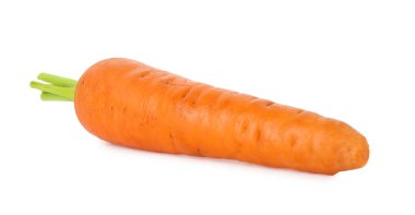 Taze olgun bir havuç beyazda izole edilmiş.