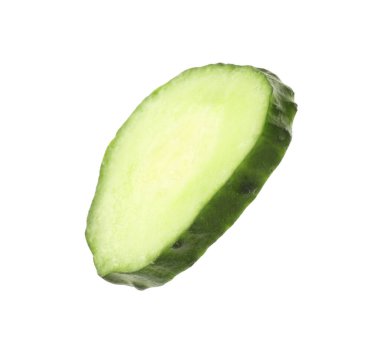 Beyaz üzerine izole edilmiş taze salatalık.