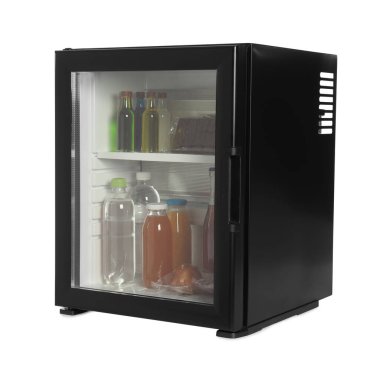 Mini buzdolabı, içecekler ve aperatifler beyaz üzerine izole.