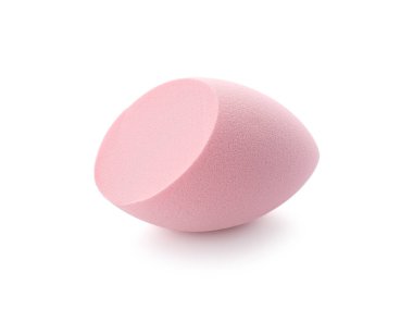 Bir pembe makyaj süngeri beyaza izole edilmiş.