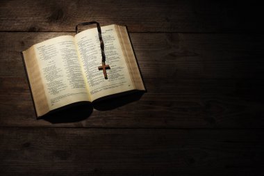 İncil ve haç ahşap masada, üst manzaralı metin için yer. Hıristiyanlık Dini