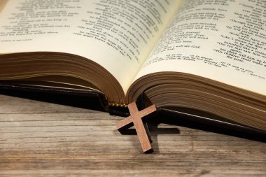 İncil ve haç tahta masada, yakın plan. Hıristiyanlık Dini