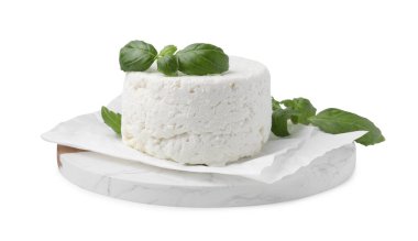 Taze ricotta (krem peynir) ve fesleğen beyaza izole edilmiş.