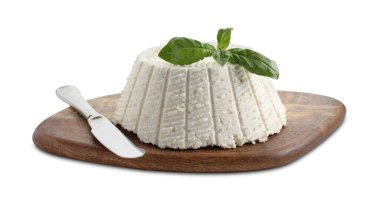 Lezzetli ricotta (krem peynir), fesleğen ve bıçak beyaza izole edilmiş.