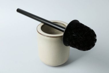 Tuvalet fırçası ve tutacağı beyaz arkaplanda