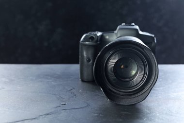 Gri masadaki modern fotoğraf makinesi, metin için boşluk