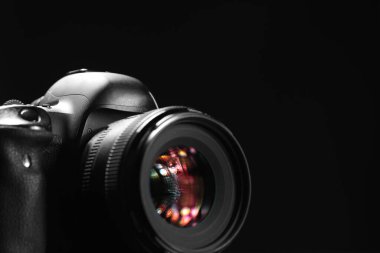 Siyah arkaplanda bir modern fotoğraf makinesi, metin için boşluk
