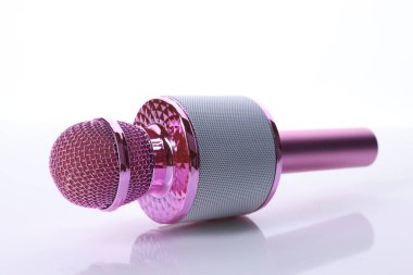 Bir pembe karaoke mikrofonu beyaza izole edilmiş.