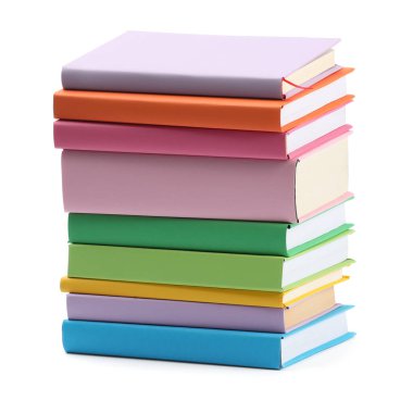 Beyaza izole edilmiş renkli kitap yığını