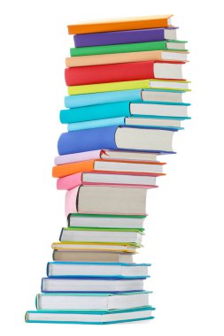 Beyaza izole edilmiş renkli kitap yığını