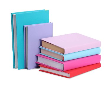Birçok parlak renkli kitap beyaz üzerine izole edilmiştir.