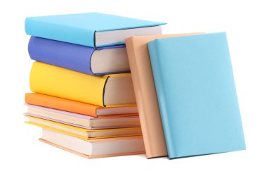 Birçok parlak renkli kitap beyaz üzerine izole edilmiştir.