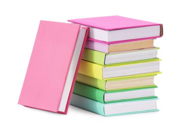 Birçok parlak renkli kitap beyaz üzerine izole edilmiştir.