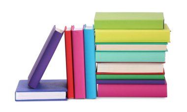 Birçok parlak renkli kitap beyaz üzerine izole edilmiştir.