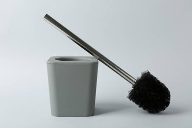 Tuvalet fırçası ve tutacağı beyaz arkaplanda