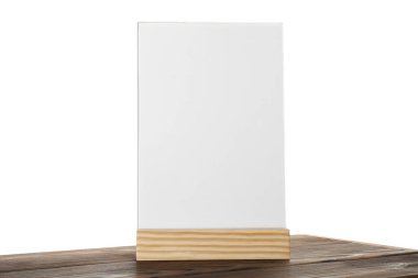 Beyaz arka planda tahta masanın üzerinde menü tutucu. Tasarım için model