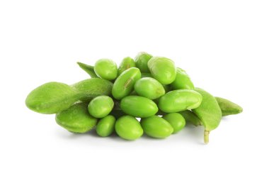 Çiğ yeşil edamame soya fasulyesi ve kabukları beyaz üzerine izole edilmiş.