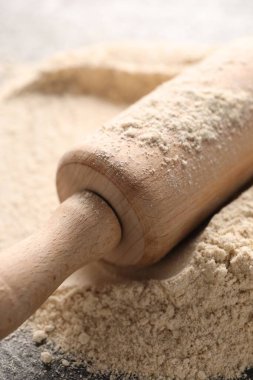 Yuvarlanan iğne ve un masanın üzerinde, yakın plan.