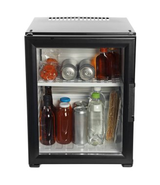 Mini buzdolabı, içecekler ve aperatifler beyaz üzerine izole.