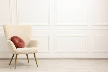 Işık odasında yastıklı yumuşak koltuk. Metin için boşluk