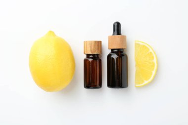 Beyaz arka planda gerekli yağlar ve limon şişeleri, üst görünüm