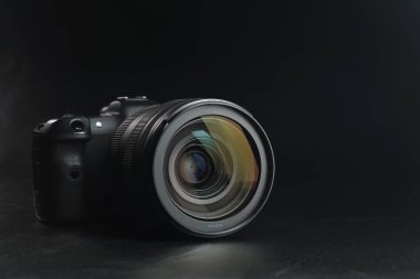 Siyah masadaki modern fotoğraf makinesi, metin için boşluk
